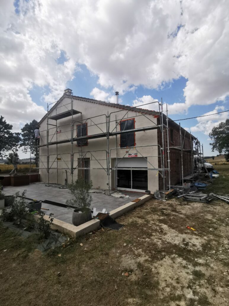 échafaudage sur une maison pour rénovation de façade avec iso BTP 81
