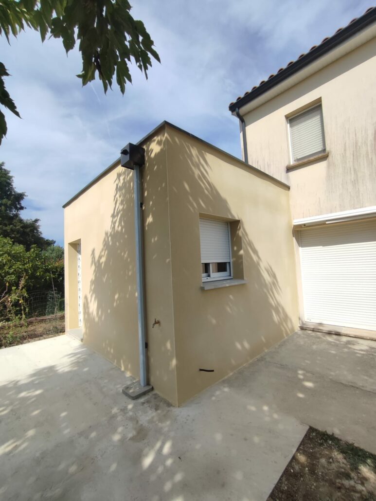 Façade beige d'une maison